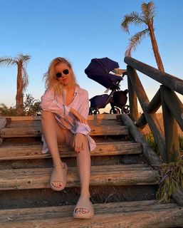 Yulianna Karaulova feet photo thumbnail