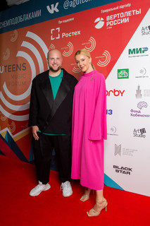 Yulianna Karaulova feet photo thumbnail