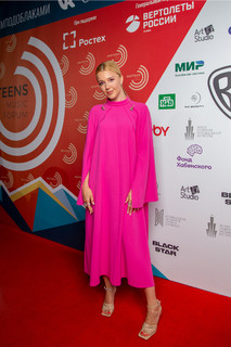 Yulianna Karaulova feet photo thumbnail