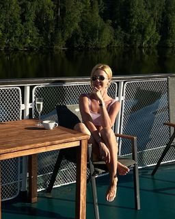 Yulianna Karaulova feet photo thumbnail