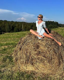 Yulianna Karaulova feet photo thumbnail