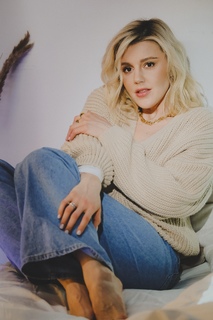 Yulianna Karaulova feet photo thumbnail