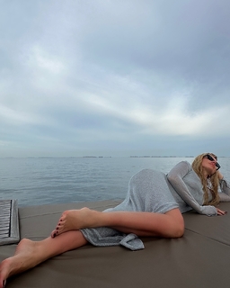 Yulianna Karaulova feet photo thumbnail