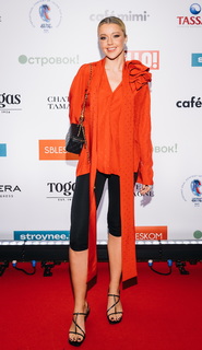 Yulianna Karaulova feet photo thumbnail