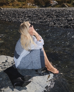 Yulianna Karaulova feet photo thumbnail