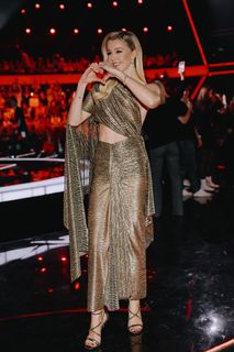 Yulianna Karaulova feet photo thumbnail