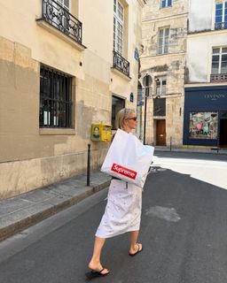 Yulianna Karaulova feet photo thumbnail