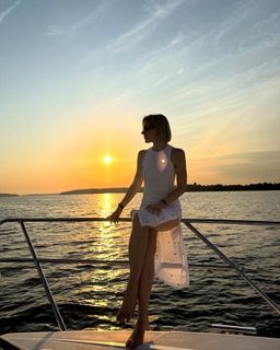 Yulianna Karaulova feet photo thumbnail