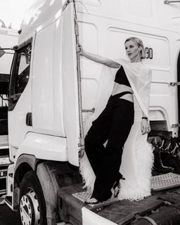 Yulianna Karaulova feet photo thumbnail