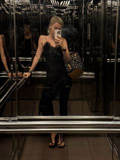 Yulianna Karaulova feet photo thumbnail