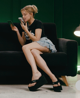 Yuliya Gavrilina feet photo thumbnail