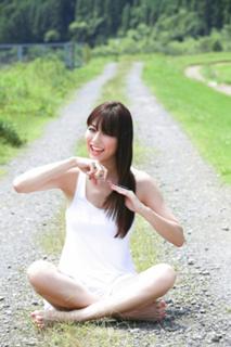 Yumi Sugimoto feet photo thumbnail