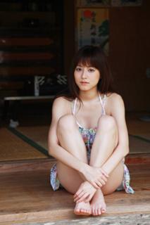 Yumi Sugimoto feet photo thumbnail