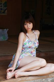 Yumi Sugimoto feet photo thumbnail