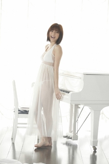 Yumi Sugimoto feet photo thumbnail