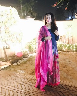 Yumna Zaidi feet photo 9