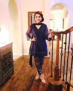 Yumna Zaidi feet photo 8