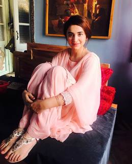 Yumna Zaidi feet photo 8