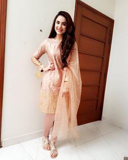 Yumna Zaidi feet photo 6
