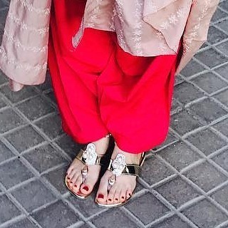 Yumna Zaidi feet photo 5