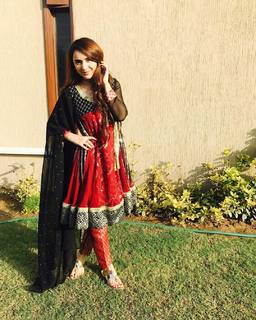Yumna Zaidi feet photo 4