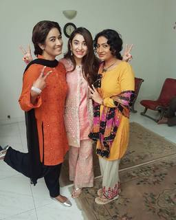 Yumna Zaidi feet photo 3