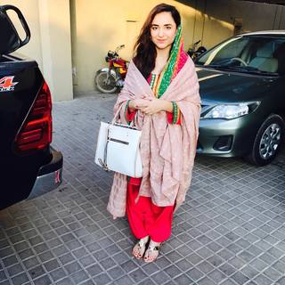 Yumna Zaidi feet photo 2