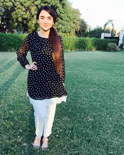 Yumna Zaidi feet photo 19