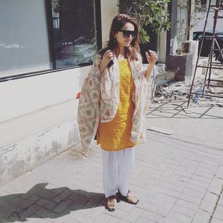 Yumna Zaidi feet photo 4