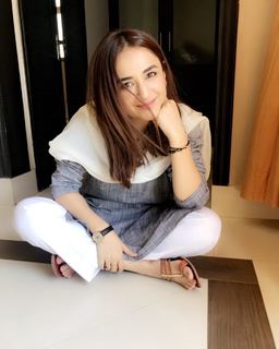 Yumna Zaidi feet photo 3