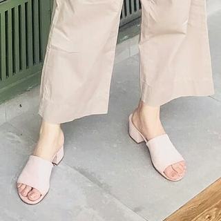 Yumna Zaidi feet photo 14