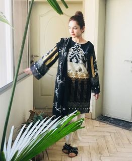 Yumna Zaidi feet photo 13
