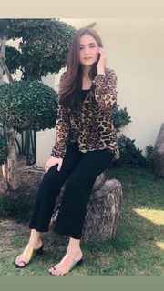 Yumna Zaidi feet photo 1