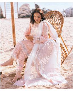 Yumna Zaidi feet photo 5