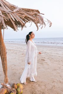 Yumna Zaidi feet photo 4