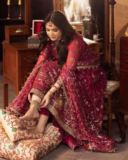 Yumna Zaidi feet photo 17