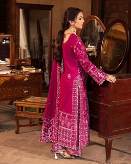 Yumna Zaidi feet photo 15
