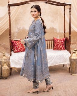 Yumna Zaidi feet photo 13