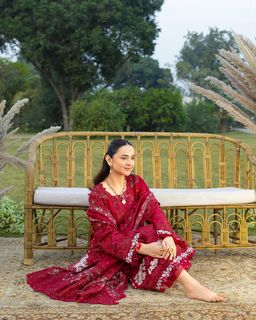 Yumna Zaidi feet photo 7