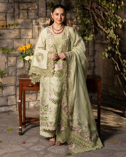 Yumna Zaidi feet photo 6