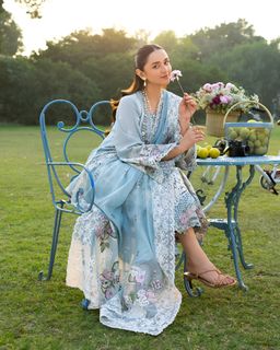 Yumna Zaidi feet photo 4