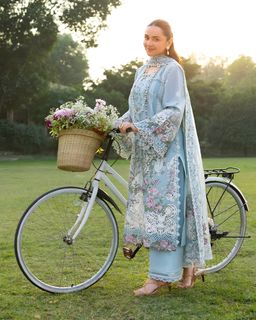 Yumna Zaidi feet photo 3