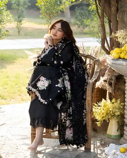 Yumna Zaidi feet photo 2