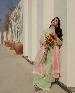 Yumna Zaidi feet photo 18