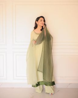 Yumna Zaidi feet photo 15