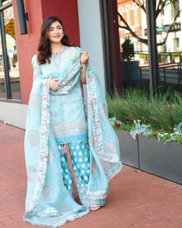 Yumna Zaidi feet photo 13