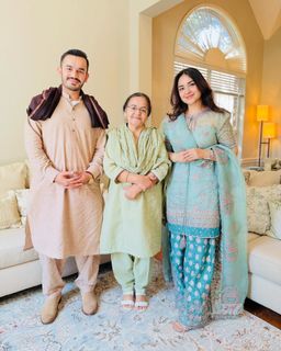 Yumna Zaidi feet photo 11