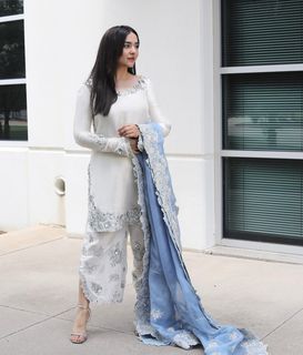 Yumna Zaidi feet photo 3