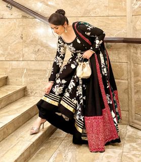 Yumna Zaidi feet photo 16
