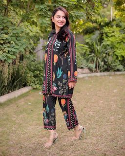 Yumna Zaidi feet photo 11
